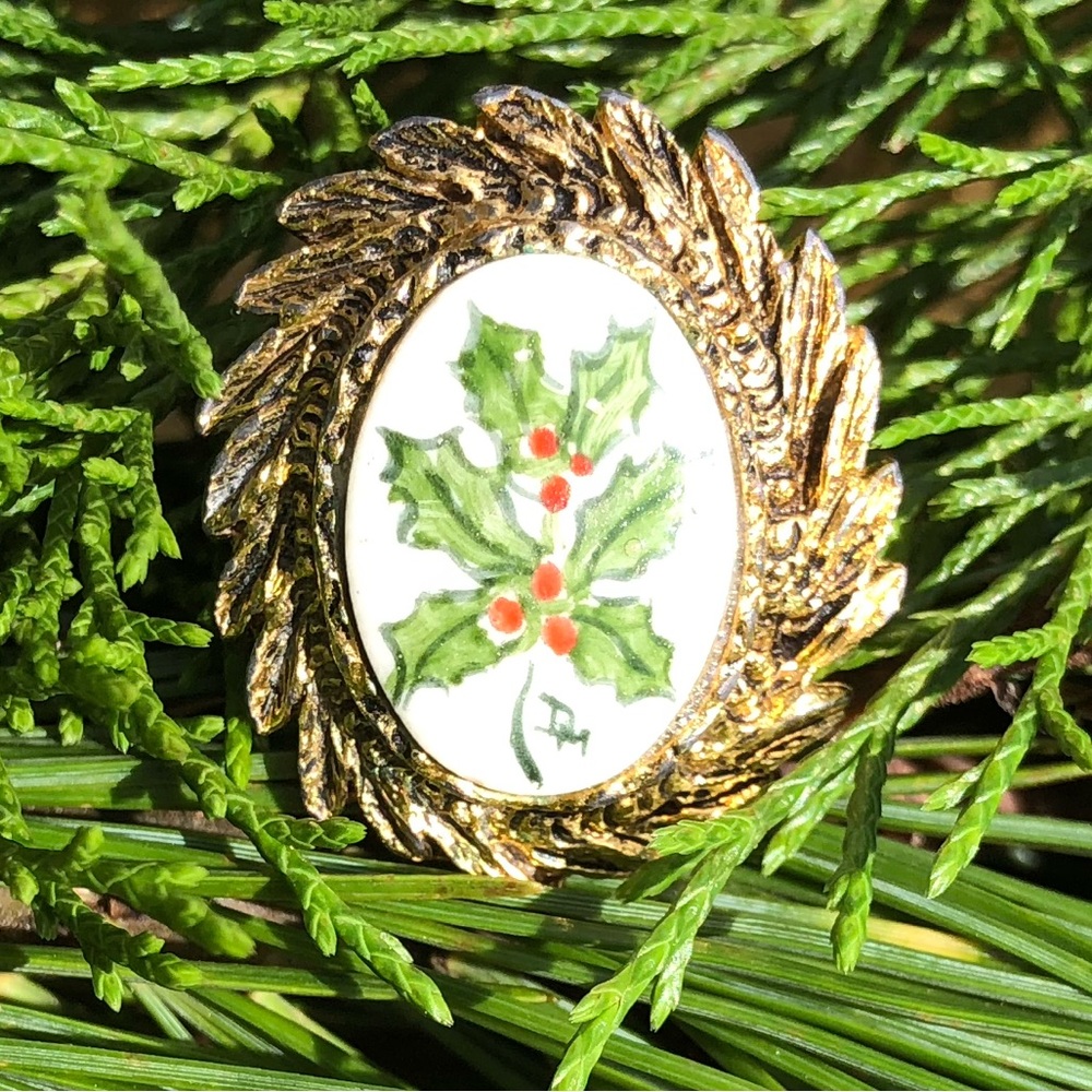 Christmas RING Signed Painted Holly Vintage Porcelain Adjustable Gold Tone